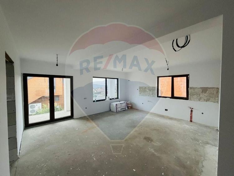 Casă individuală cu 4 camere cu Teren 300 Mp în Betfia
