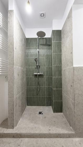 Apartament cu 5 camere decomandat în P-ța Victoriei