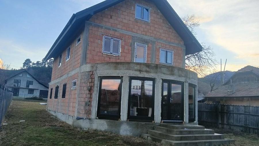 Casă cu 4 camere în Lunca Asău