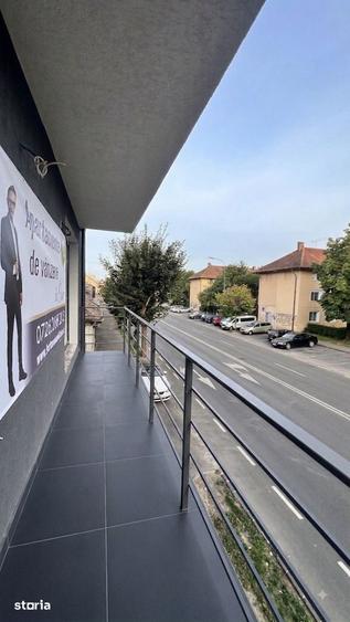 Apartament cu 3 camere decomandat în Tractorul