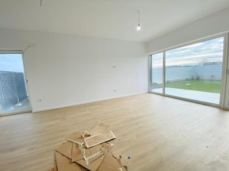 Duplex cu 4 camere cu Canalizare în Exterior Nord
