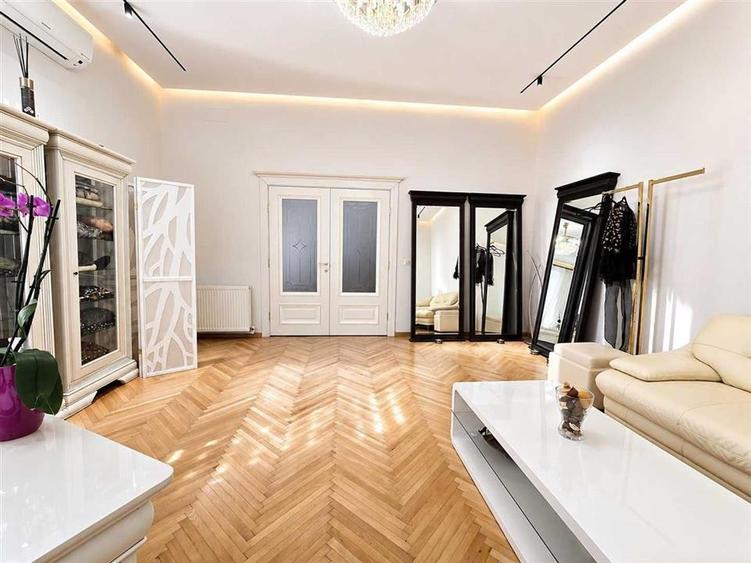 Casă individuală cu 4 camere cu Teren 300 Mp în Central