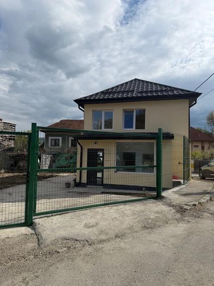 Casă cu Teren 250 Mp în Central