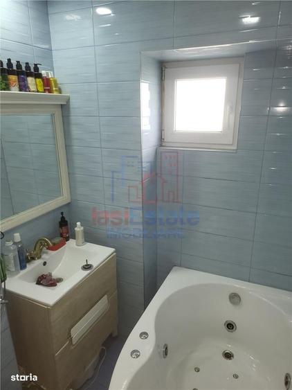Apartament cu 4 camere decomandat în Nicolina