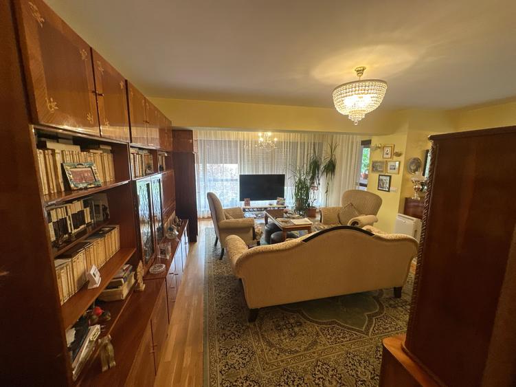Apartament cu 4 camere decomandat în Cotroceni