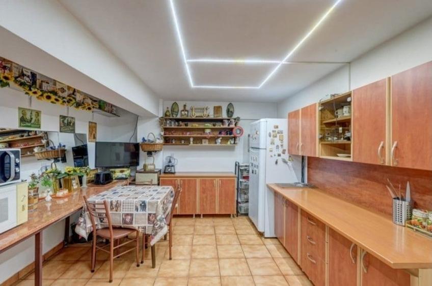 Casă cu 5 camere cu Garaj în Domenii