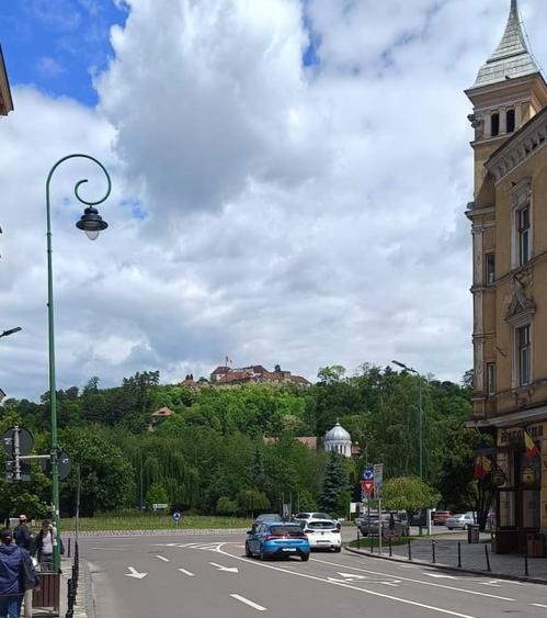 Apartament cu pod mansardabil in casa ingrijita - Piata Sfatului , Republicii - 3