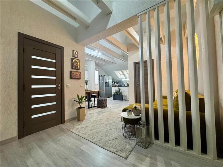 Penthouse cu 3 camere decomandat, mobilat în Unirii