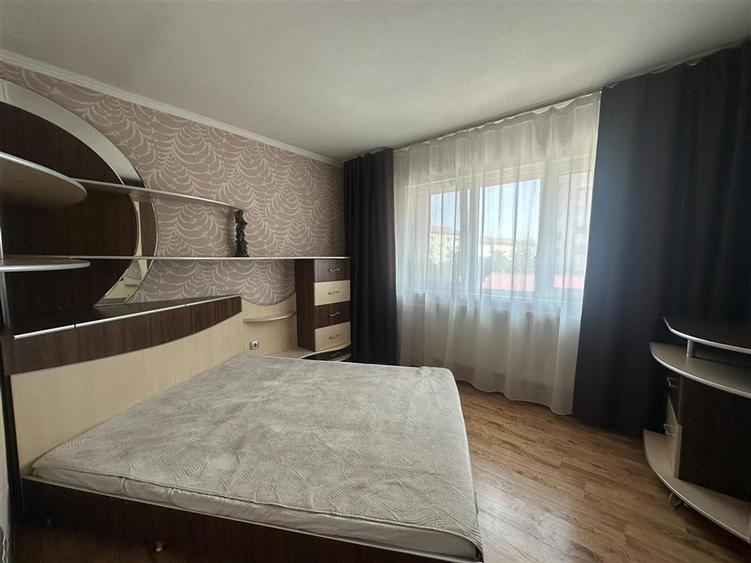 Apartament cu 3 camere semidecomandat în Iosia