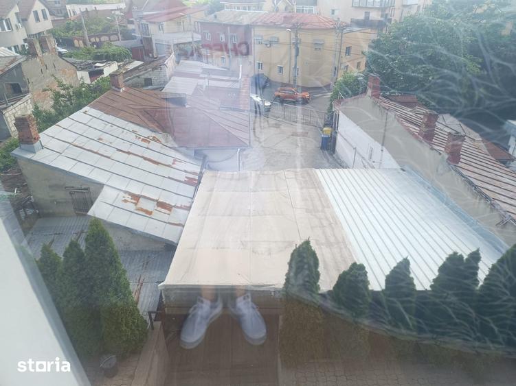 Casă cu 10 camere cu Teren 970 Mp în Calea București
