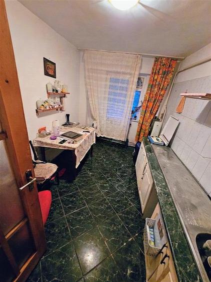 Apartament cu 3 camere decomandat în Viziru 3
