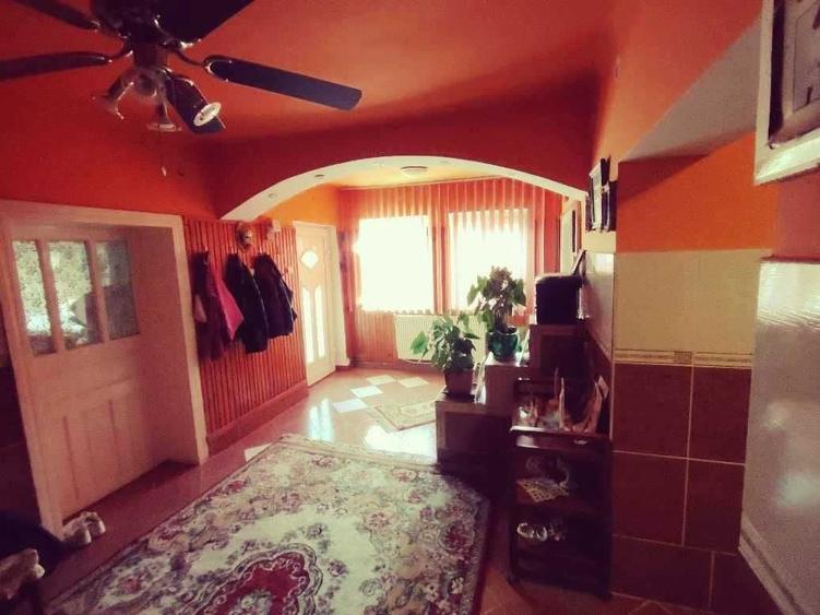 Casă cu 4 camere în Central