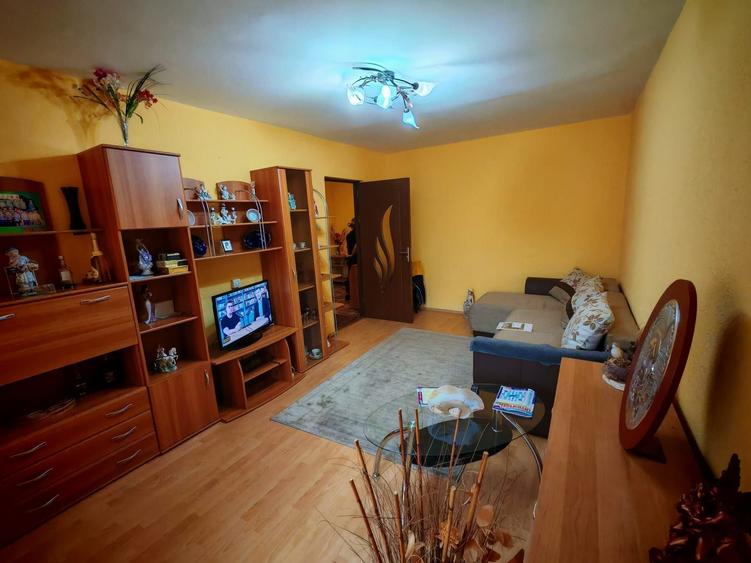 Apartament cu 3 camere decomandat în Crinț