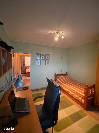 Apartament cu 4 camere în Micro 17