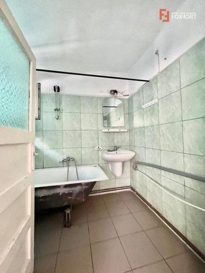 Casă individuală cu 6 camere cu Canalizare în Lipovei