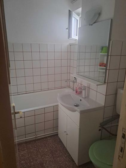 Apartament cu 3 camere semidecomandat în Banca Națională