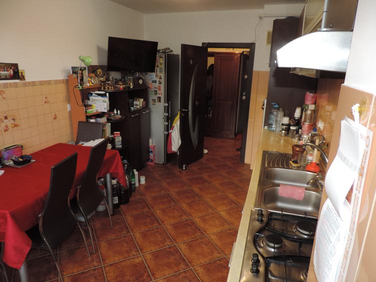 Apartament cu 3 camere decomandat în Mărăței