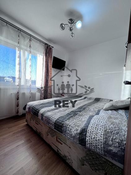 Apartament cu 3 camere semidecomandat în Turnișor