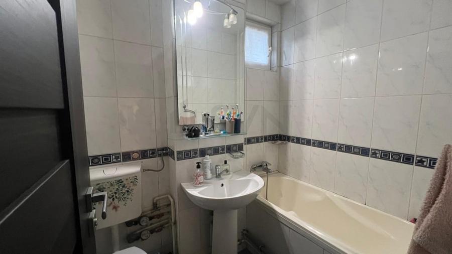 Apartament cu 3 camere semidecomandat, mobilat în Colentina