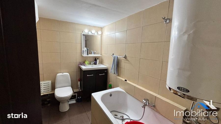 Casă cu 4 camere decomandat în Petros