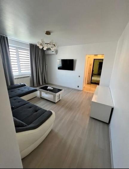 Apartament cu 3 camere semidecomandat, mobilat în P-ța Unirii