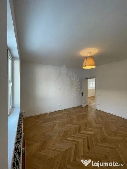 Casă cu 5 camere cu Teren 22 Mp în Central