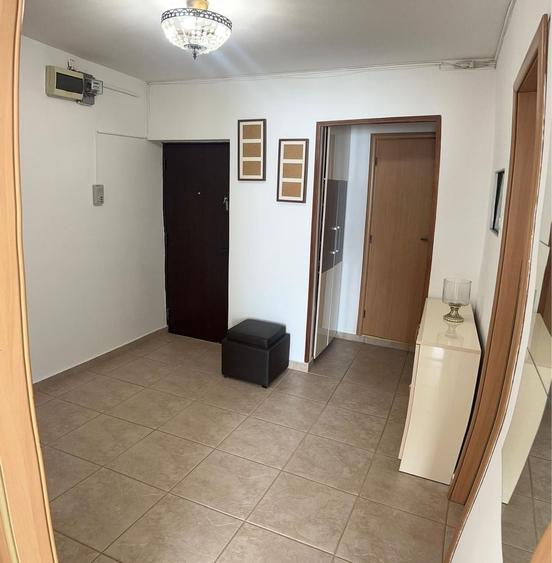 Apartament cu 4 camere semidecomandat în Berceni