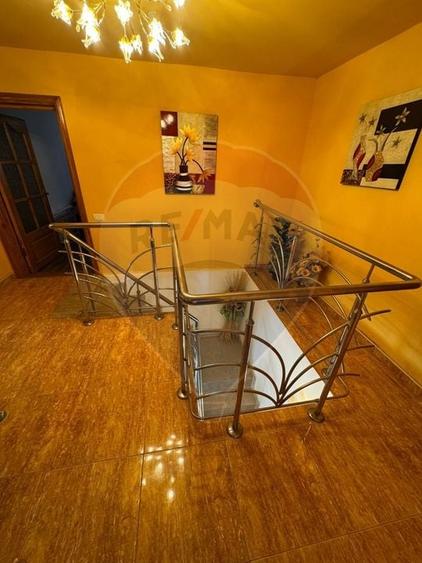 Casă individuală cu 6 camere cu Teren 1526 Mp în Bolotești