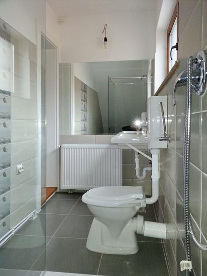 Casă individuală cu 7 camere cu Canalizare în Schei