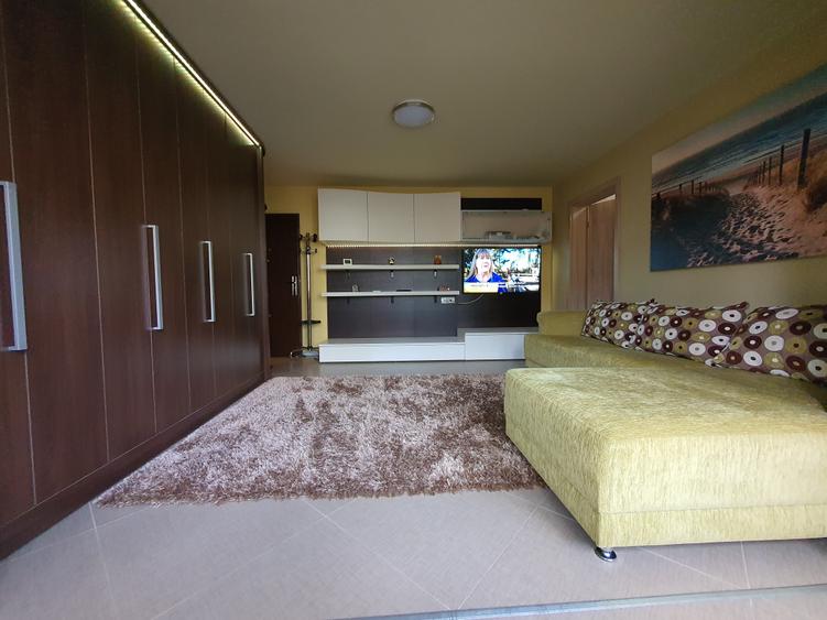 Apartament cu 3 camere semidecomandat, mobilat în Complex Studențesc