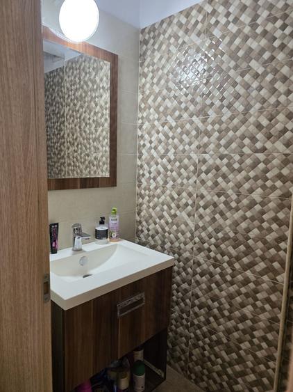 Apartament cu 3 camere semidecomandat în Fundeni