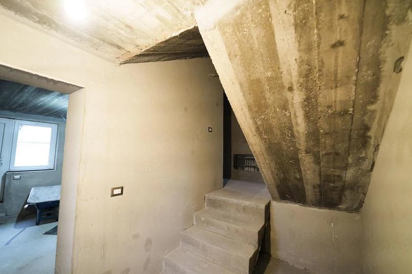 Casă cu 8 camere cu Teren 265 Mp în Romanești