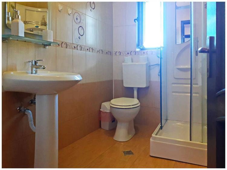 Casă individuală cu 11 camere cu Canalizare în Moieciu de Jos