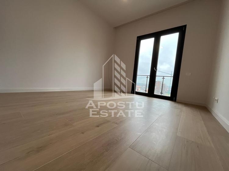 Penthouse cu 4 camere semidecomandat în Torontalului