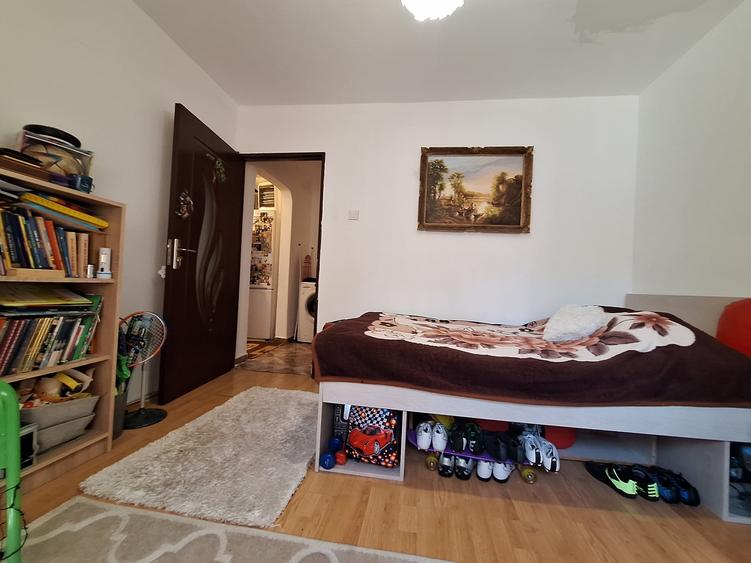 Apartament cu 3 camere decomandat, mobilat în Baba-Dochia