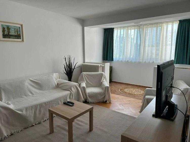 Apartament cu 3 camere decomandat în Titan