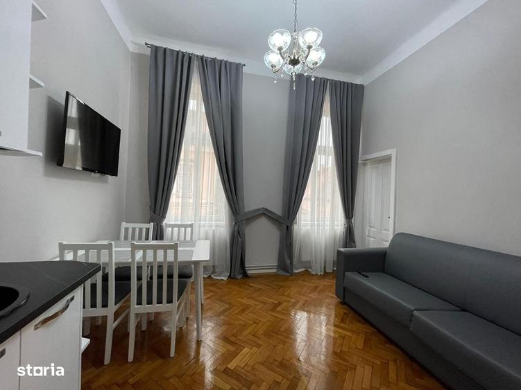 Apartament cu 8 camere decomandat în Exterior Vest