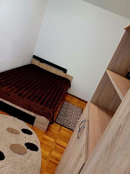 Apartament cu 3 camere semidecomandat în Punctele Cardinale
