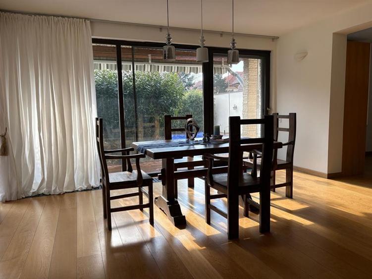 Casă individuală cu 7 camere cu Teren 1220 Mp în Pipera