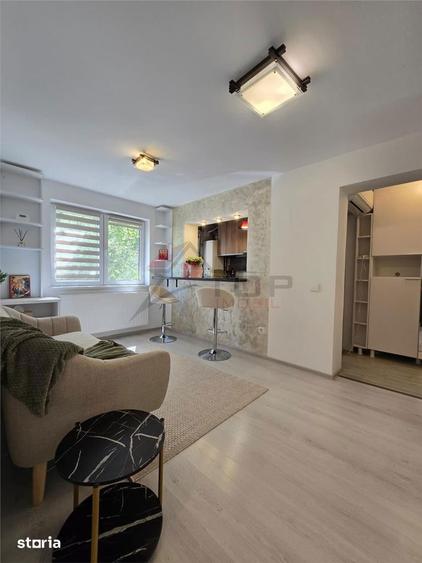 Apartament cu 3 camere semidecomandat în Podu Roș