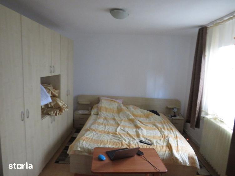 Casă cu 4 camere decomandat cu Canalizare în Central