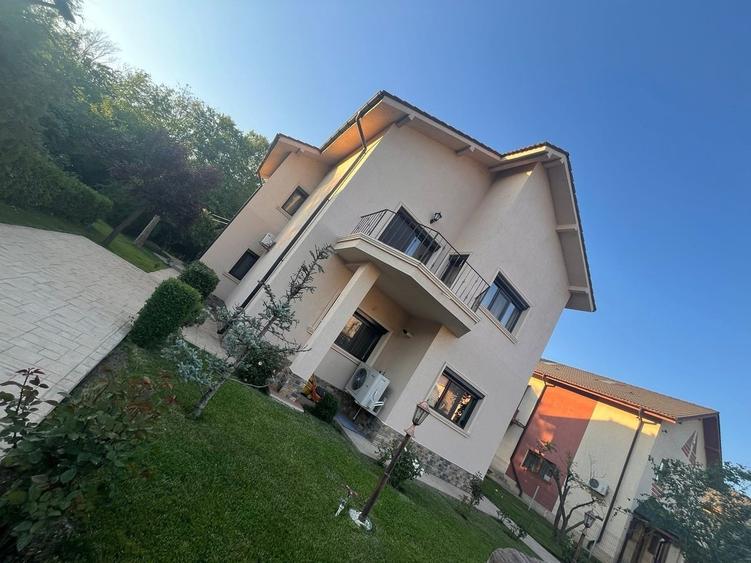 Casă cu 4 camere cu Teren 611 Mp în Central