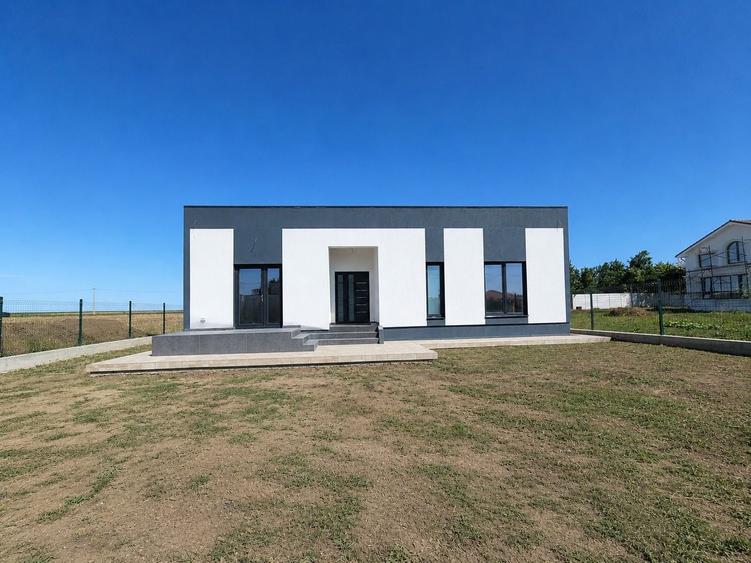 Casă cu 4 camere în Cumpăna