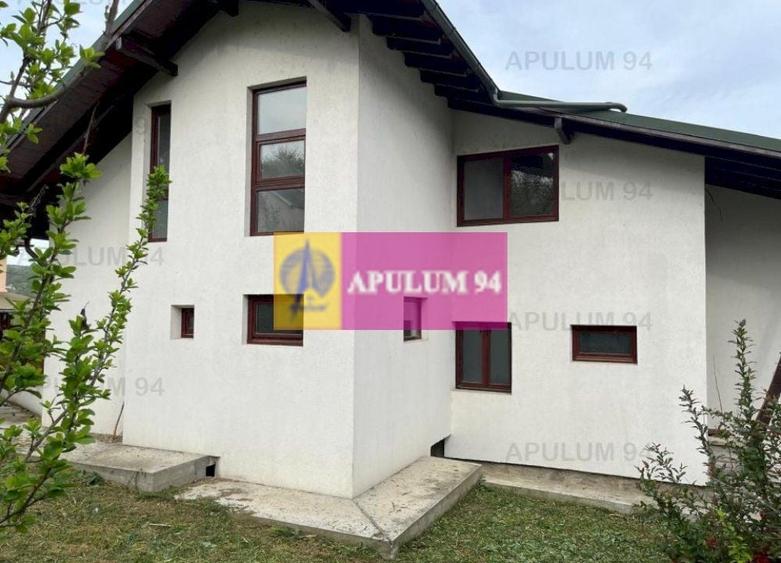 Casă individuală cu 9 camere decomandat cu Canalizare în Central