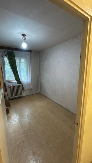 Apartament cu 3 camere semidecomandat în Vest