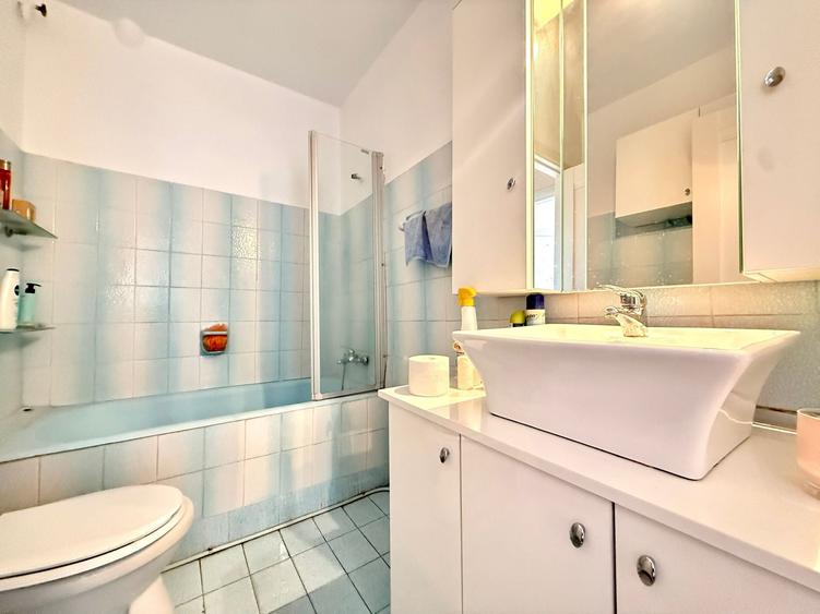 Apartament cu 3 camere semidecomandat în Titan