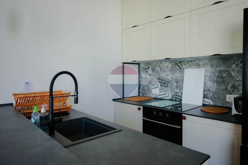 Apartament cu 4 camere semidecomandat, mobilat în Ultracentral
