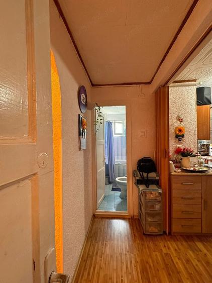 Apartament cu 3 camere semidecomandat în Gojdu
