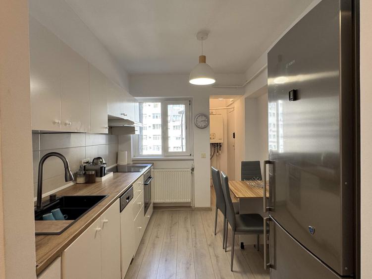 Apartament cu 3 camere decomandat, mobilat în