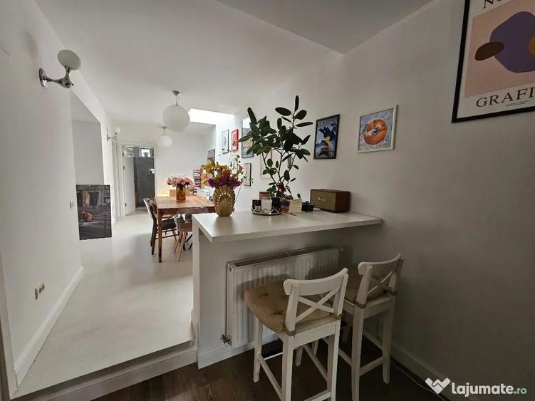 Apartament cu 3 camere semidecomandat, mobilat în Victoriei